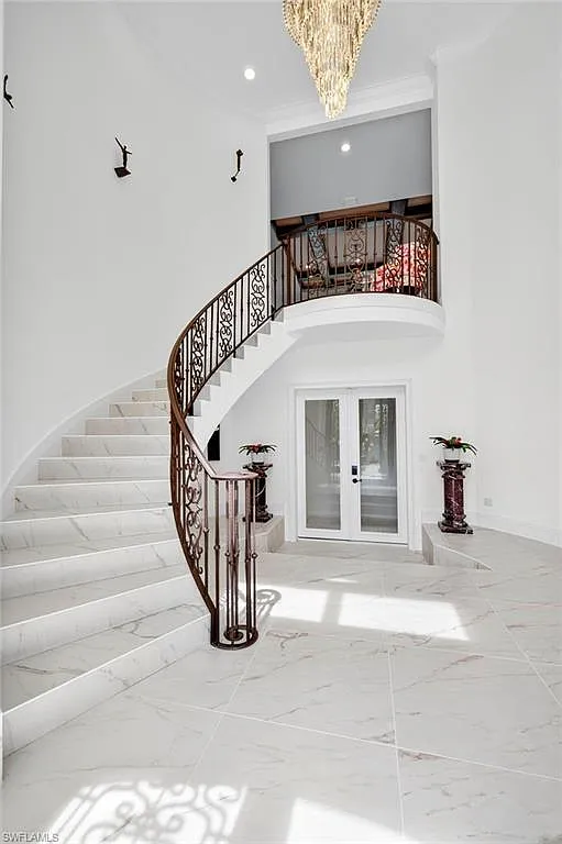 5 bed, 4.5 bath, 4815 sqft, $30,000 — Photo 2