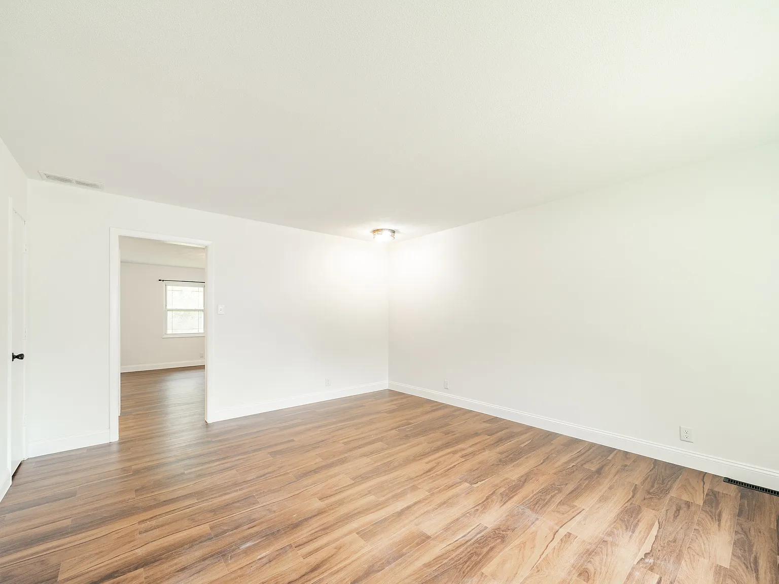 3 bed, 1.5 bath, 1500 sqft, $1,499 — Photo 3