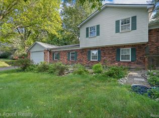 5171 Greenview Dr, Clarkston, MI 48348