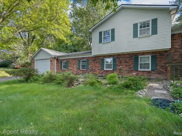5171 Greenview Dr, Clarkston, MI 48348