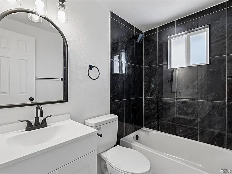 363 S Ivy St — Photo 10