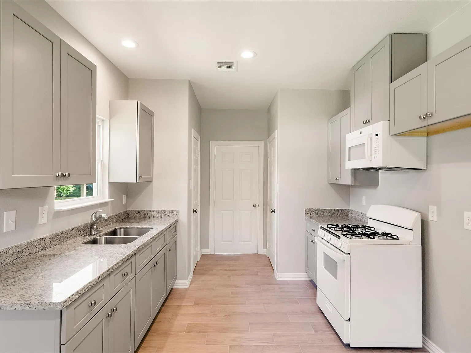 3 bed, 2.0 bath, 1756 sqft, $1,800 — Photo 3