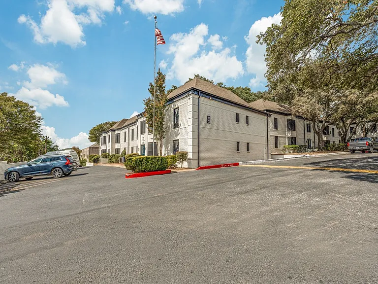 The Landmark at Alamo Heights — Photo 14