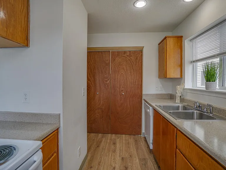 Beverly Rose Apartments — Photo 51