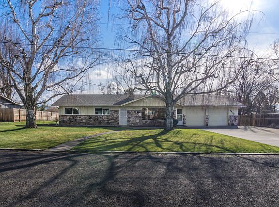 2nd image of 1826 Pike Pl