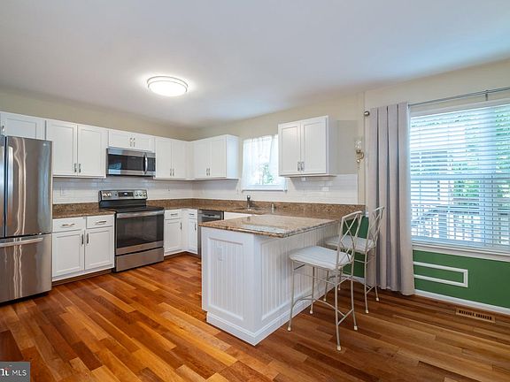 4th image of 99 Phelps Ave