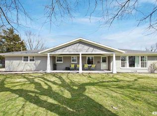 611 S Main St, Farmington, IL 61531