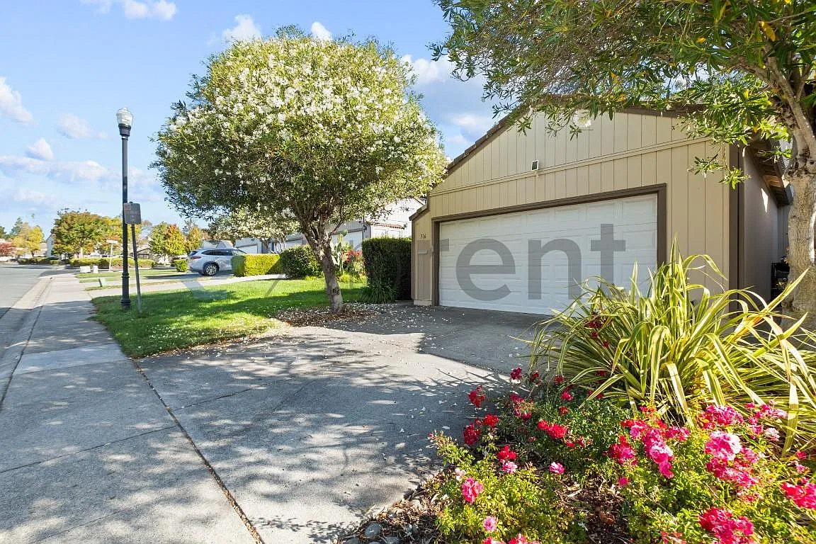 3 bed, 2.5 bath, 1596 sqft, $3,465 — Photo 1