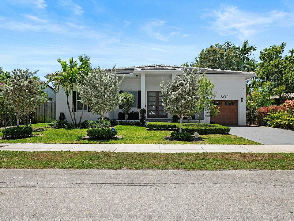 1st image of 806 SE 11th Court