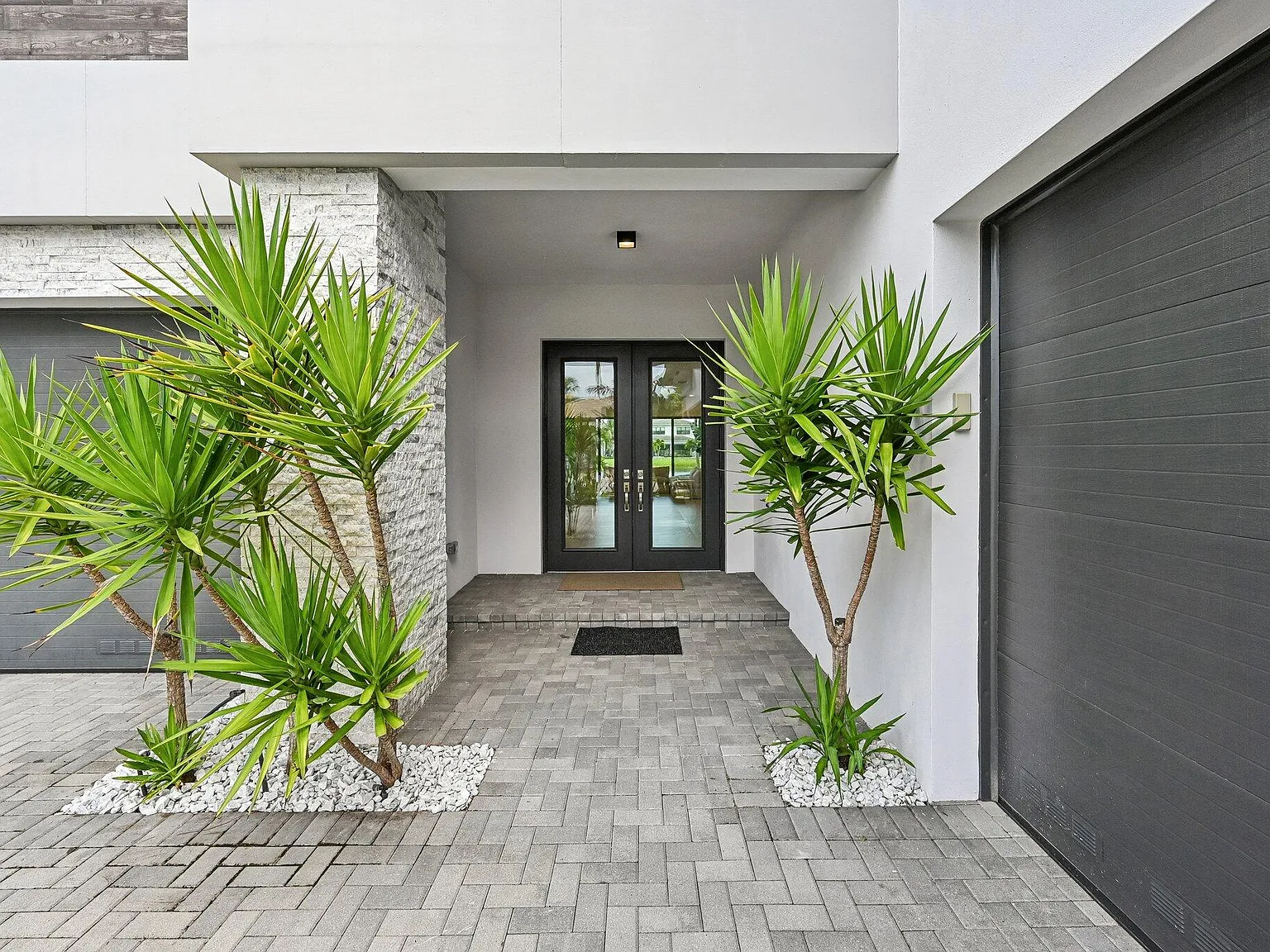 5 bed, 7.0 bath, 5511 sqft, $14,000 — Photo 2