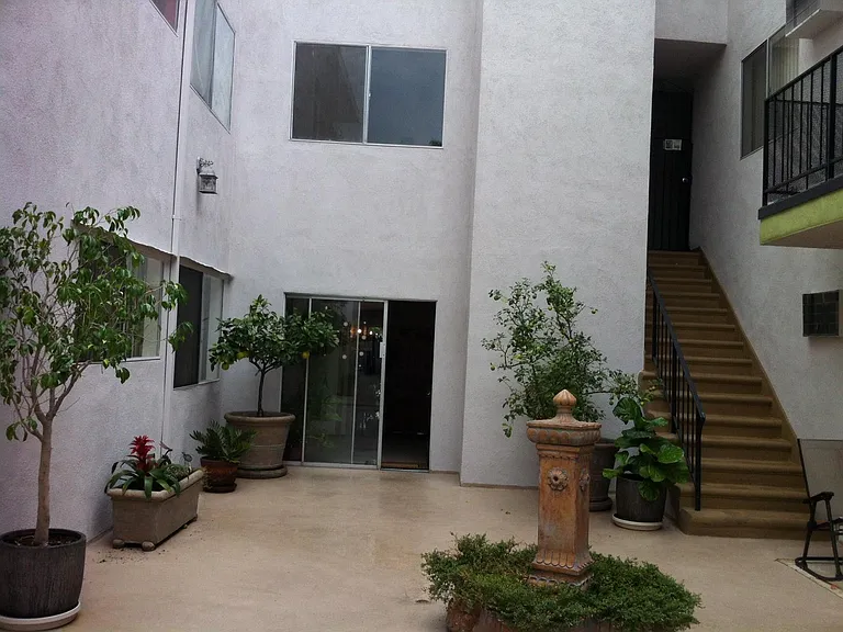 2055 Rodney Dr — Photo 2