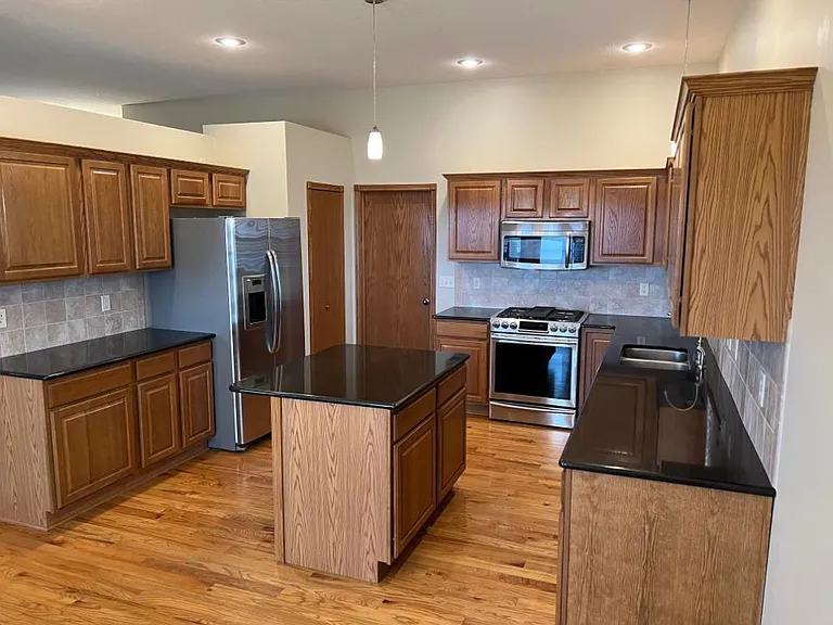 715 S Peckham Ct — Photo 4