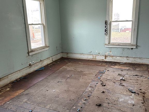 4th image of 128 E Ash St