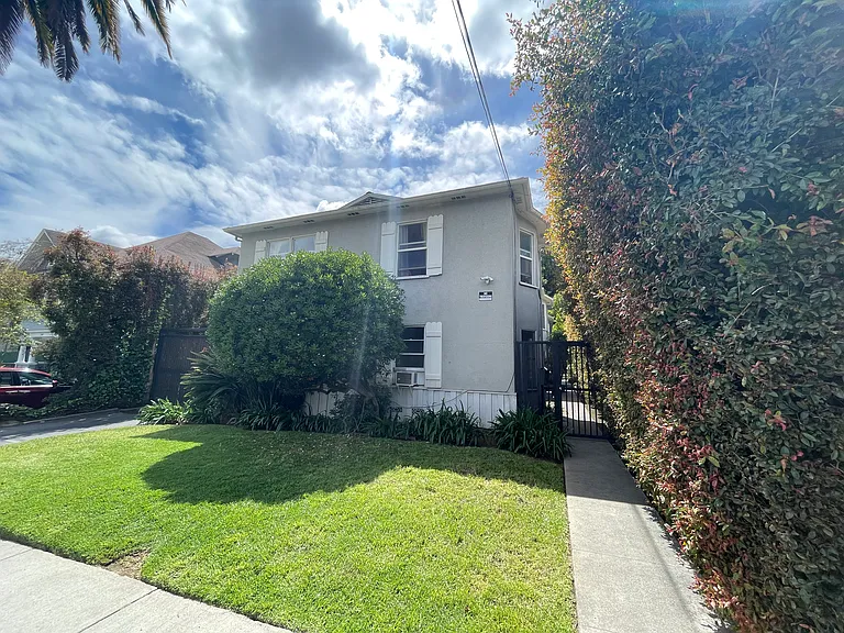 2475 N Beachwood Dr #3 — Photo 10