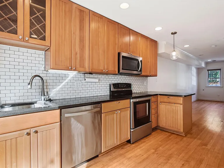1533 A St NE — Photo 23