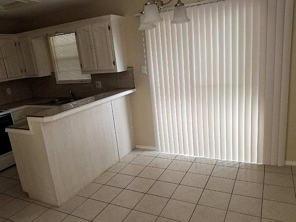 5th image of 1014 Stonehaven Blvd