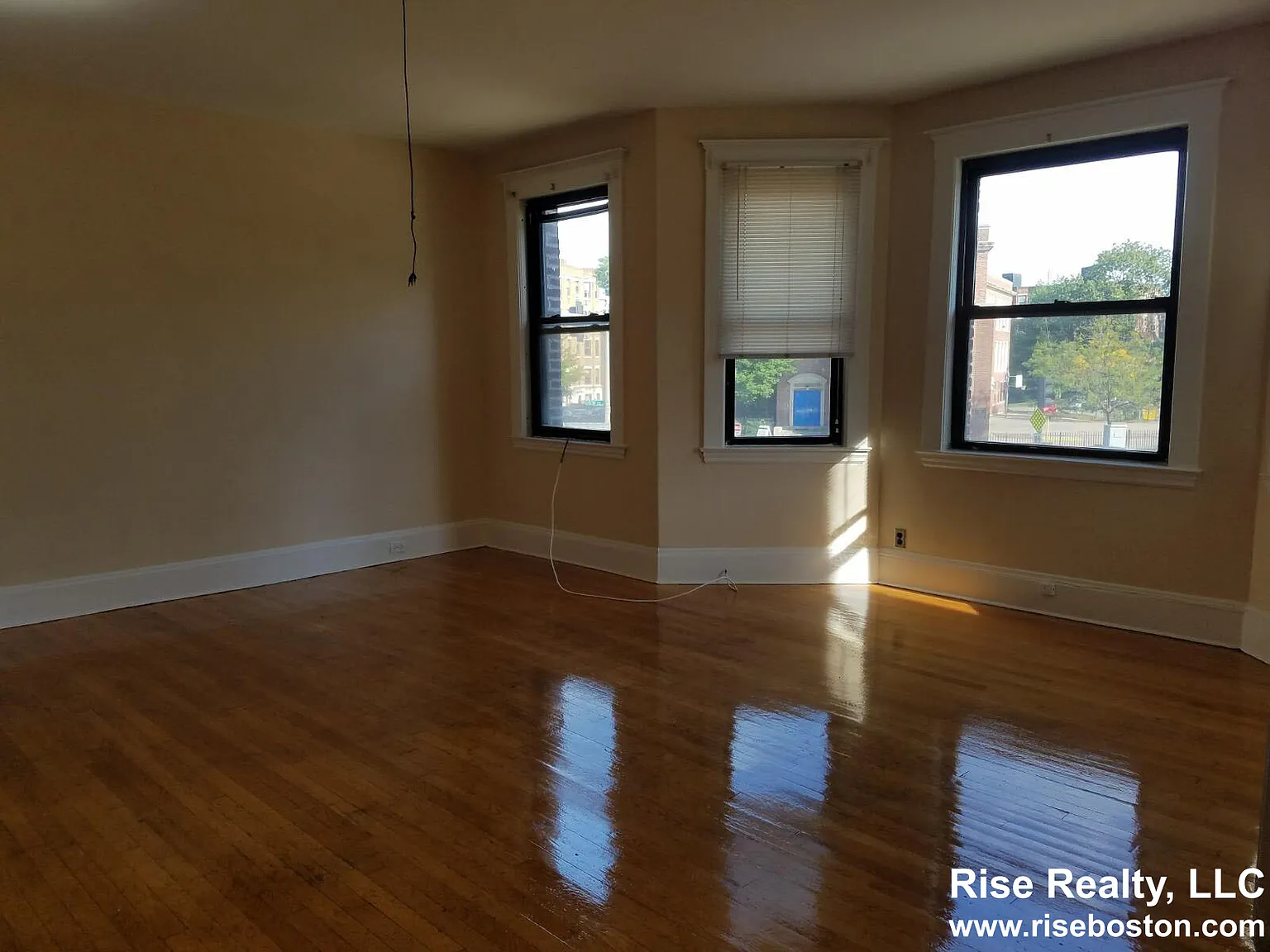 4 bed, 1.0 bath, $5,200 — Photo 2