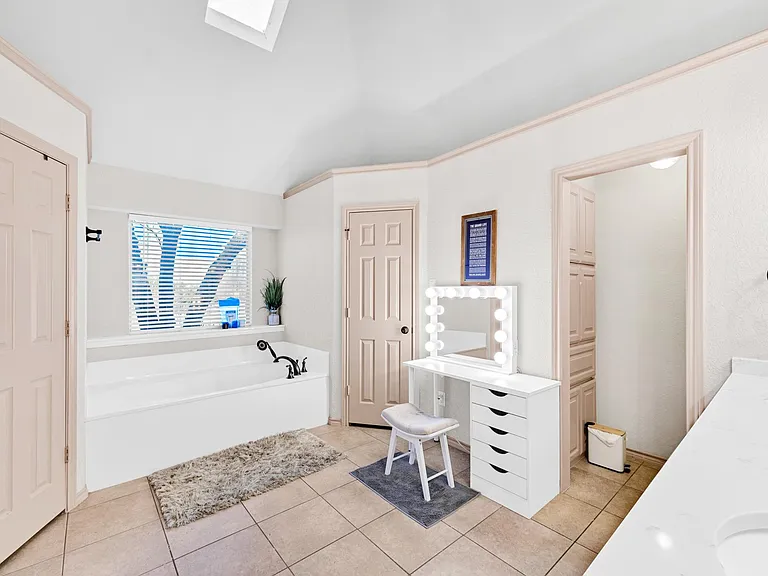 5202 Heatherdale Dr — Photo 5
