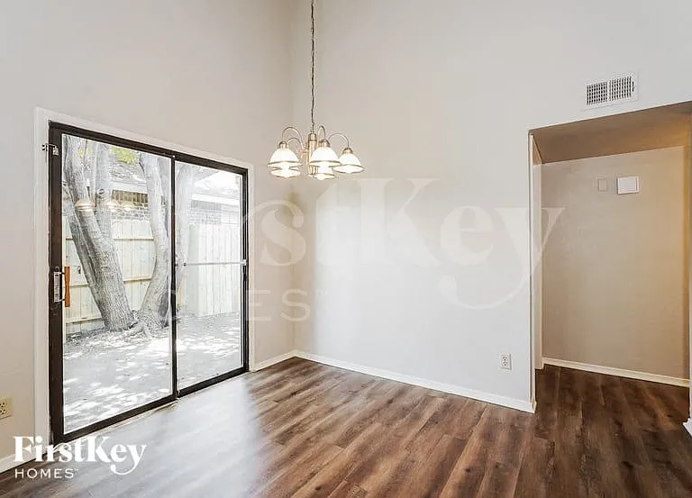 2404 Busch Dr — Photo 5