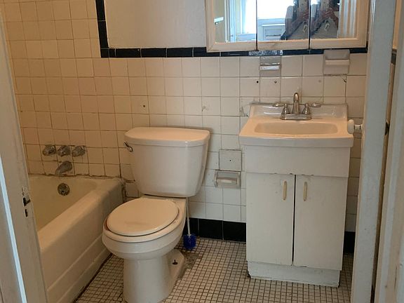 3rd image of 239 S 21st St APT 6