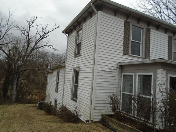 2nd image of 901 Traver Ave