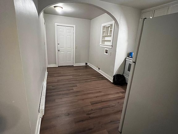 4th image of 136 Hudson Ave #2