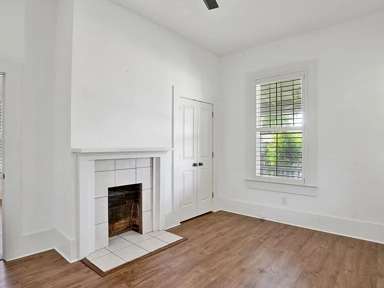 916 E Gonzalez St — Photo 6