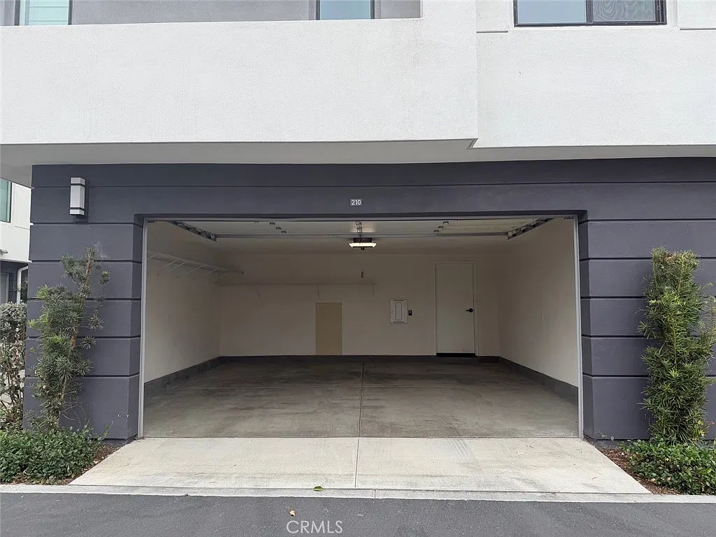3 bed, 1894 sqft, $5,200 — Photo 3