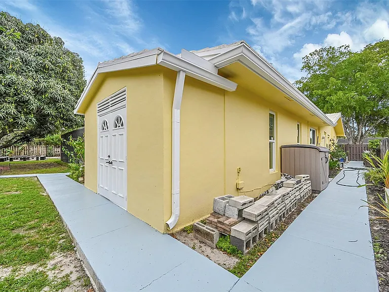 1480 SW 66th Ter — Photo 58