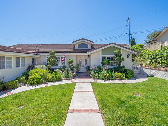 Another look at the gorgeous front view, manicured lawn and landscape!
