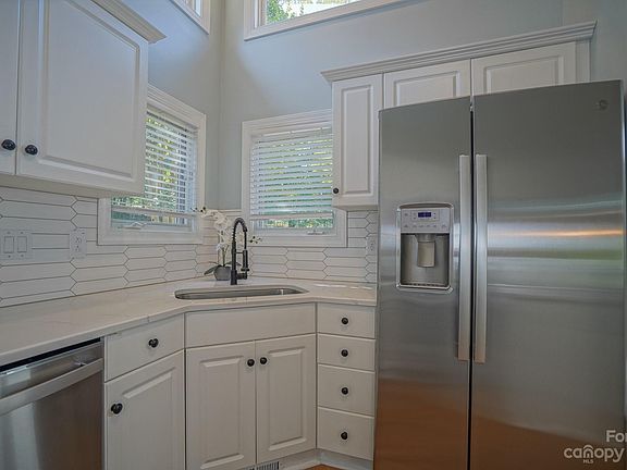 5th image of 14635 Waterside Dr