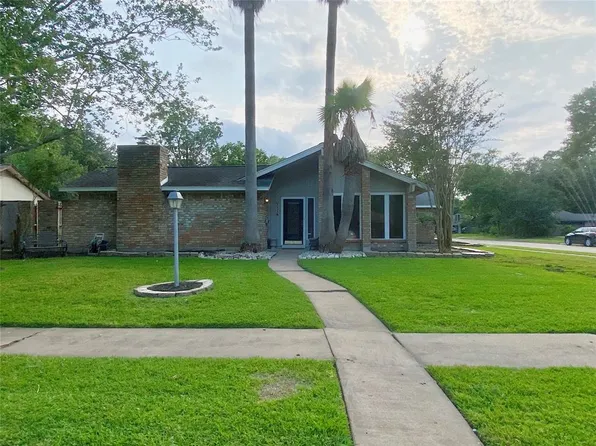 1515 Lake Bank Ct, Seabrook, TX 77586