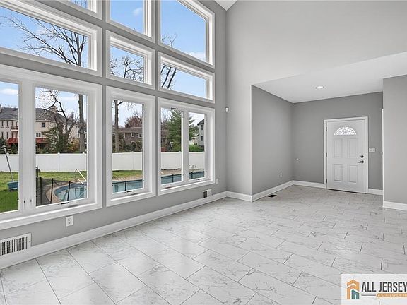 3rd image of 19 Utica Rd