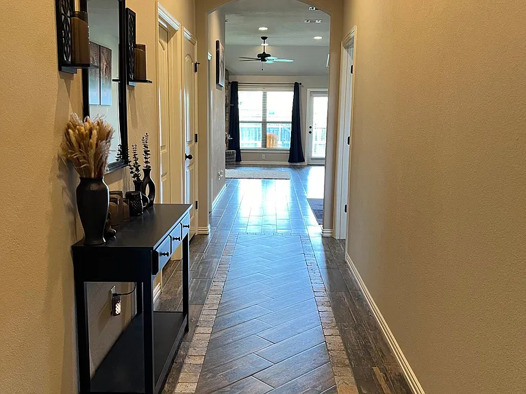 1410 Lauren Ln — Photo 4