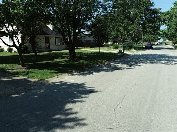 3rd image of 517 Royale Dr