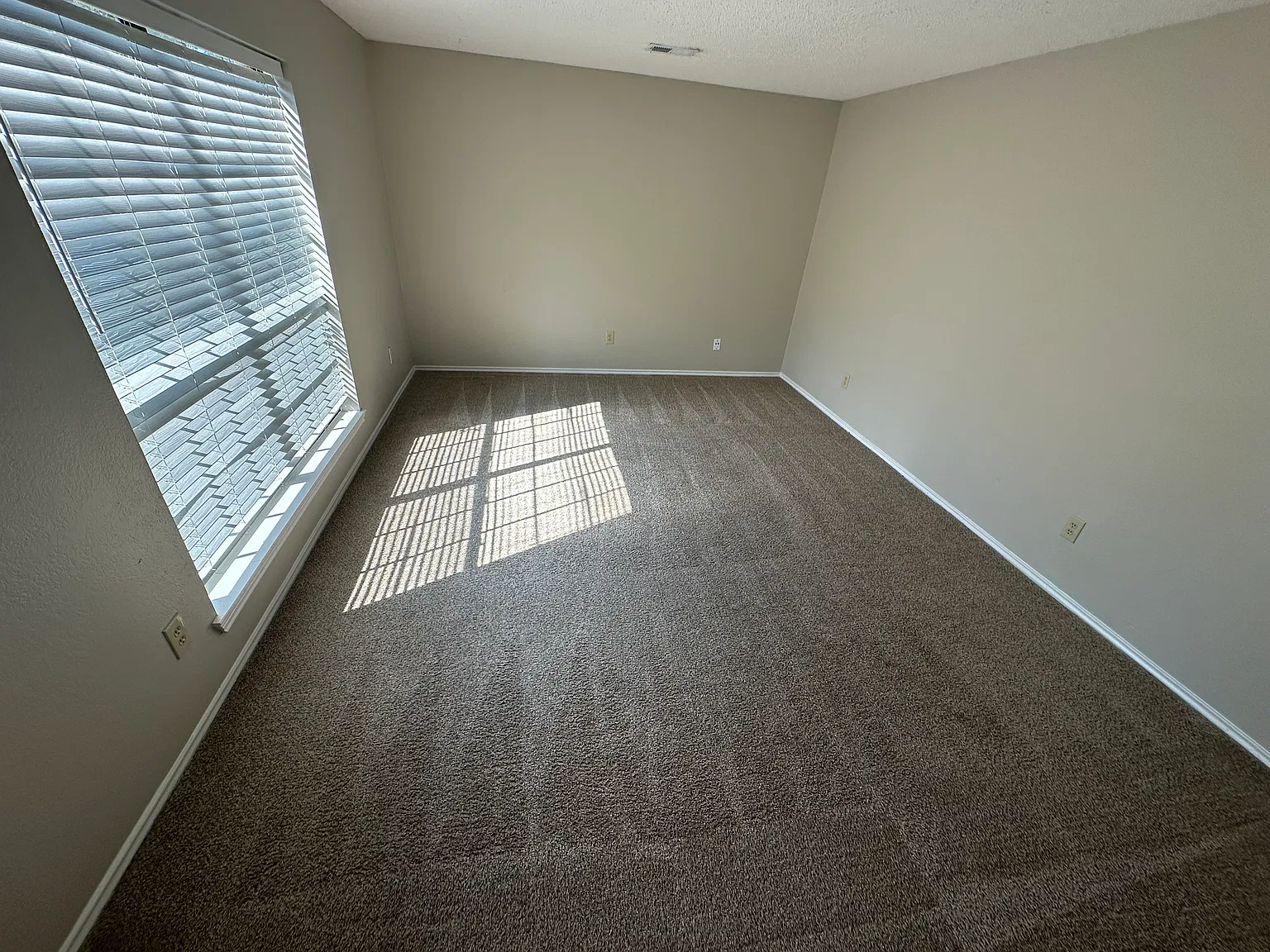 4 bed, 2.5 bath, 2273 sqft, $2,500 — Photo 2