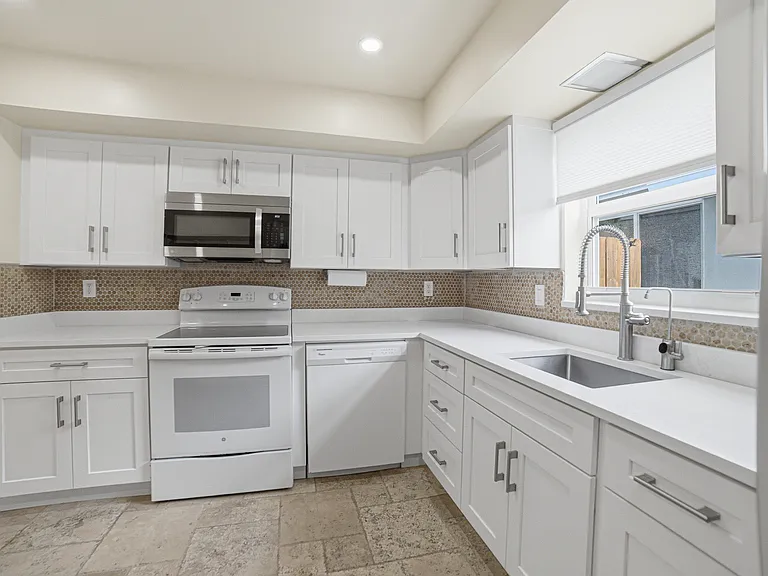 721 N Lakeside Dr — Photo 23