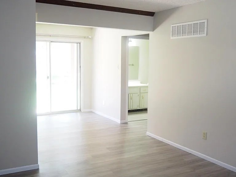 868 Delray Dr — Photo 2