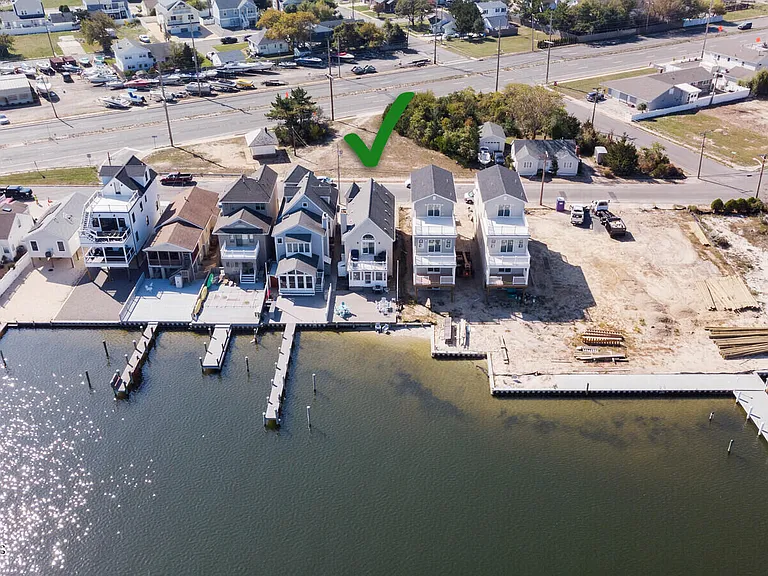 116 Sunset Dr N — Photo 53