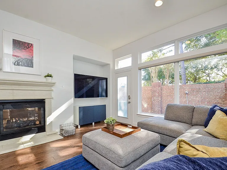 2826 Tudor Mnr — Photo 23