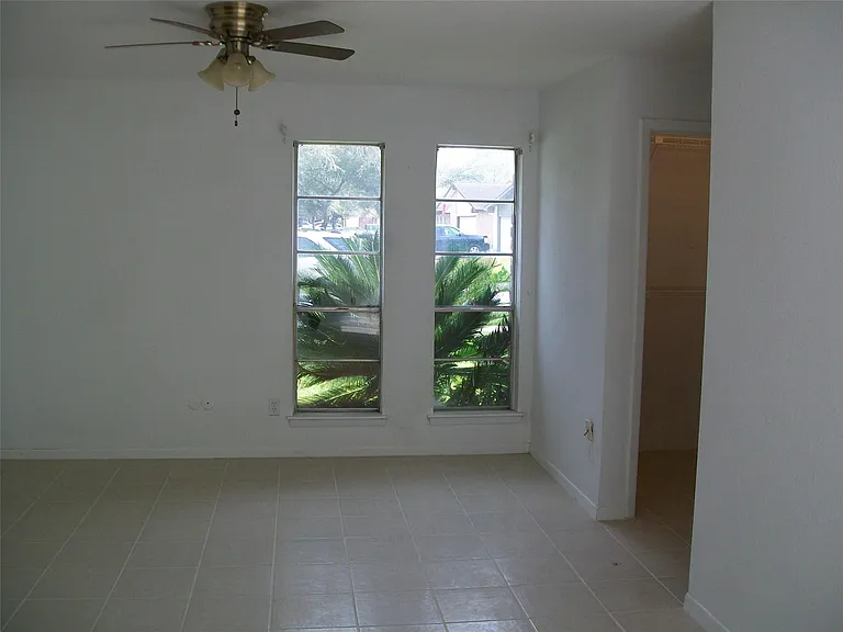 2526 Valley Forest Dr — Photo 5