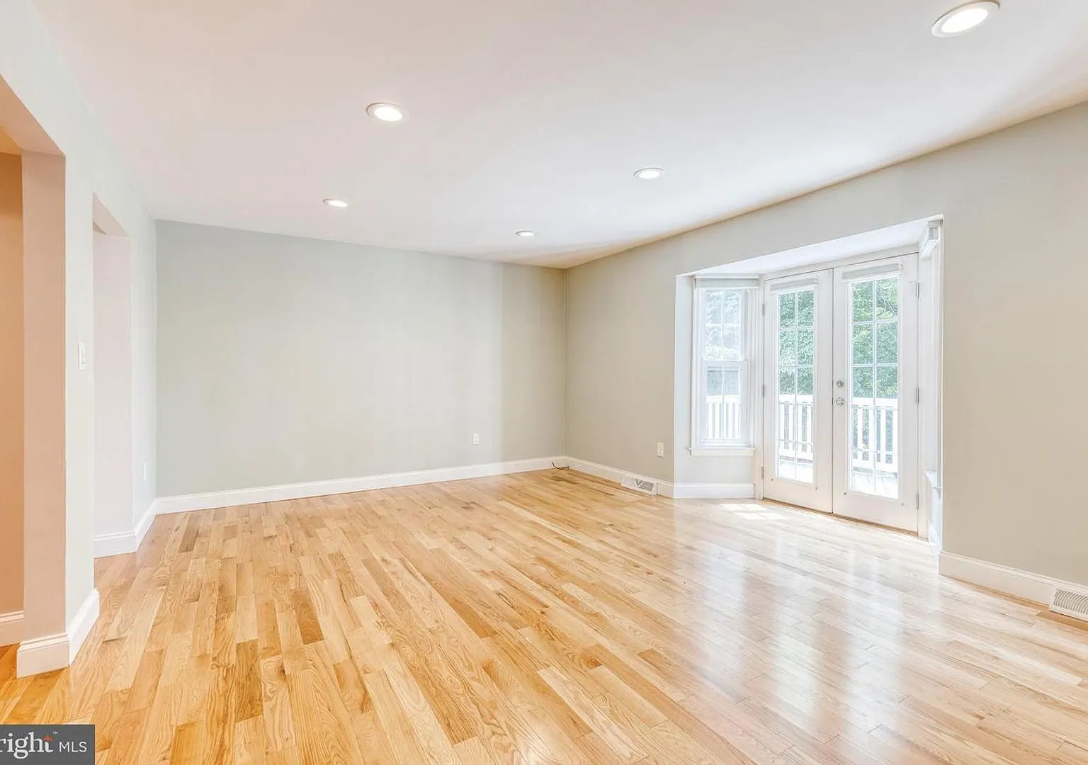 Welcome to this beautifully renovated 3-bedroom, 2-full and 2-half-bath home, ideally located in ... — Photo 3