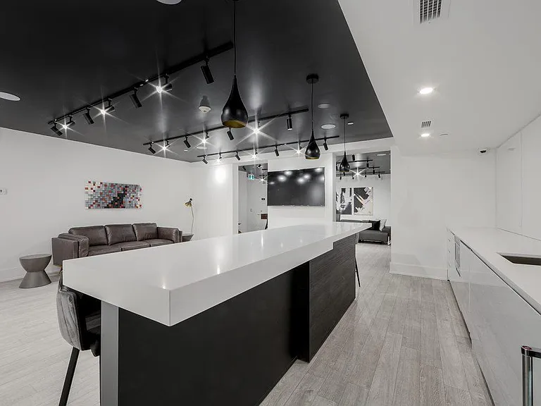 2475 Hurontario St — Photo 21