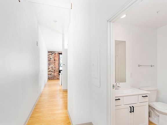 3rd image of 1832 W Superior St #204