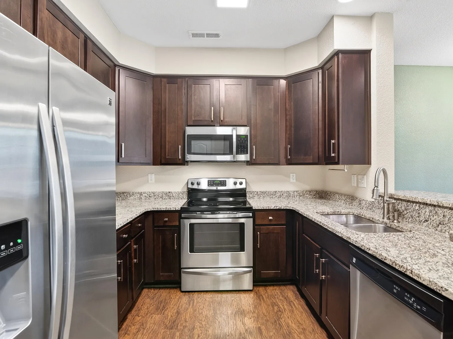 Beautiful 3-Bedroom Townhome in Hampton, VA | Available Sept 21 — Photo 4