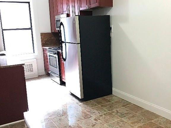 2nd image of 1035 Washington Ave APT 3J