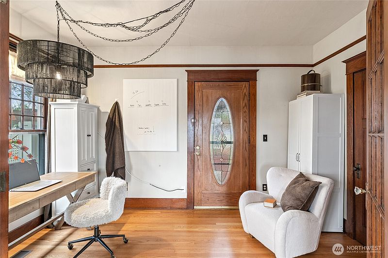 5th image of 318 W Marcy Avenue