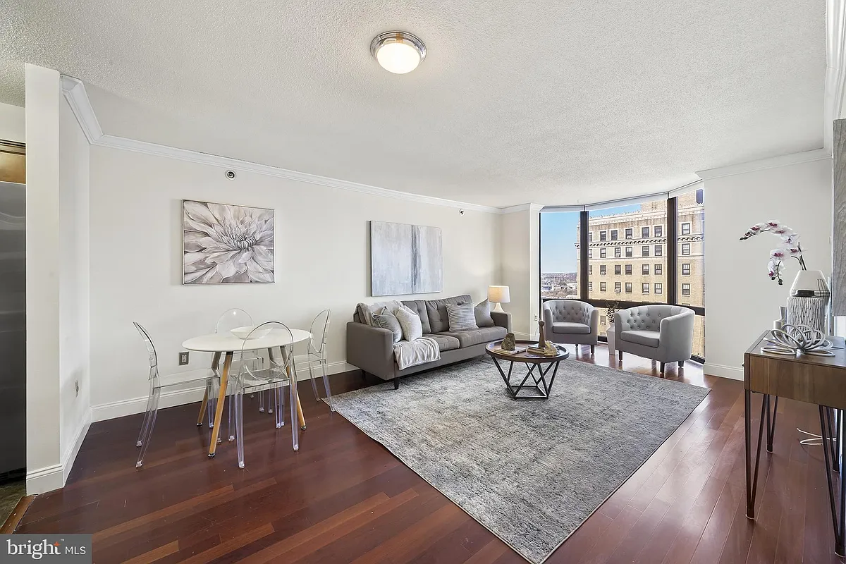 Building Photo - 2018 Walnut St #16J