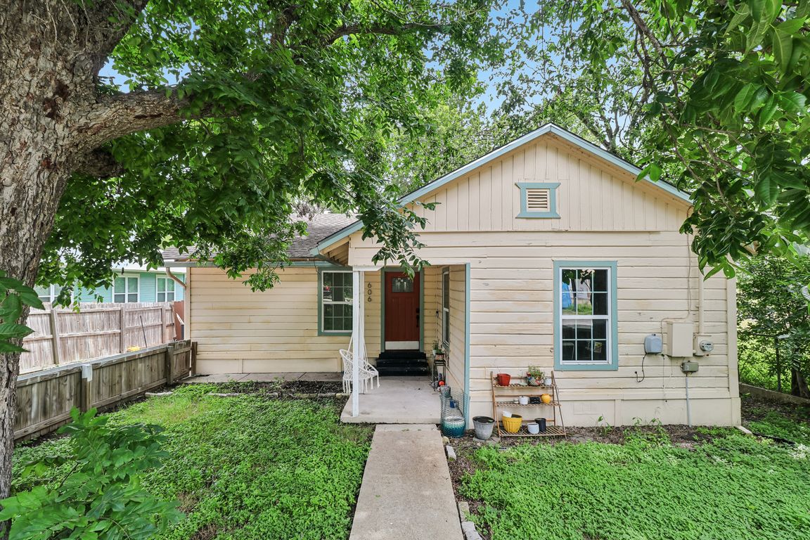 E Pecan St-S0606-001.jpg