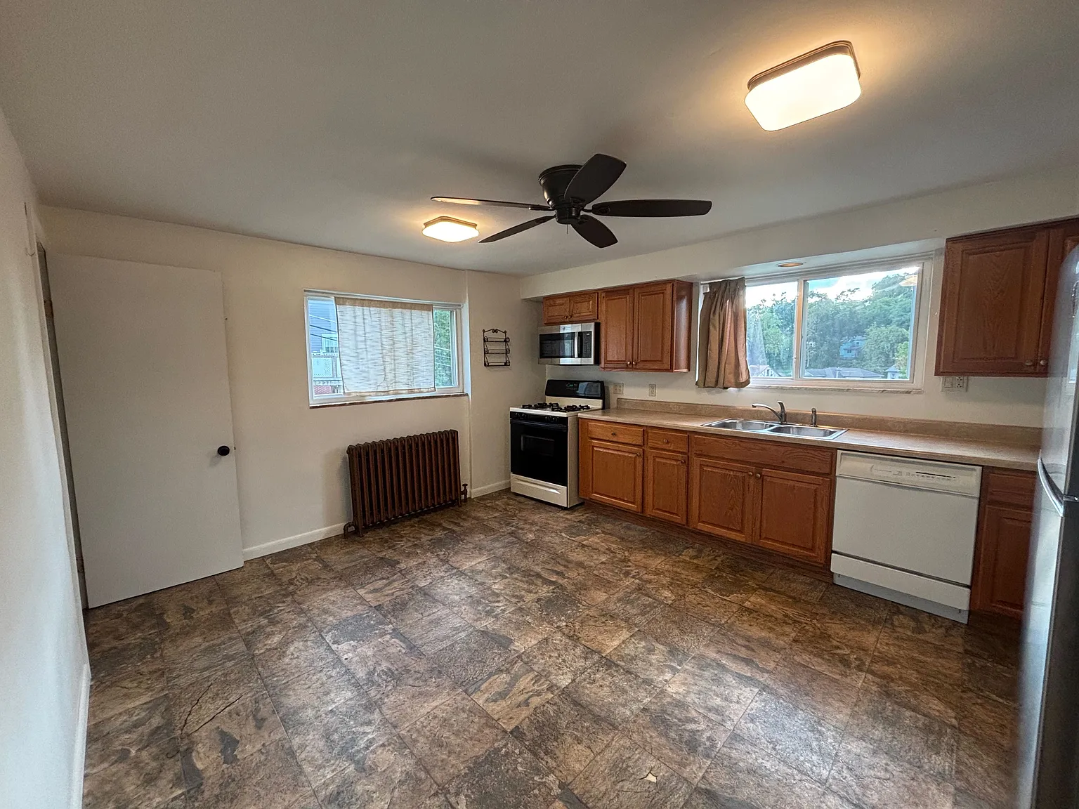 2 bed, 1.5 bath, 1350 sqft, $1,475 — Photo 2